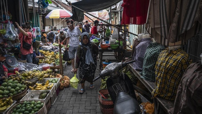 Ekonomi Indonesia Tumbuh 5,04 Persen di Triwulan III 2025, Didorong Konsumsi Rumah Tangga Sejumlah warga berbelanja sayur mayur di Pasar Johar, Semarang, Jawa Tengah, Kamis (6/11/2025). Badan Pusat Statistik (BPS) mencatat perekonomian Indonesia pada triwulan III 2025 tumbuh sebesar 5,04 persen secara tahunan (year on year/yoy), dengan sumber pertumbuhan tertinggi berasal dari konsumsi rumah tangga yang berkontribusi sebesar 53,14 persen terhadap total produk domestik bruto (PDB). ANTARA FOTO/Aprillio Akbar
