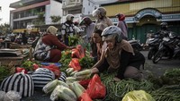 Sejumlah warga berbelanja sayur mayur di Pasar Johar, Semarang, Jawa Tengah, Kamis (6/11/2025). Perekonomian Indonesia terus menunjukkan ketahanan di tengah dinamika global.ANTARA FOTO/Aprillio Akbar