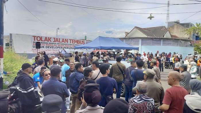 Eksekusi jalan tembus Perum Griyashanta Kota Malang ditunda setelah warga melakukan penolakan