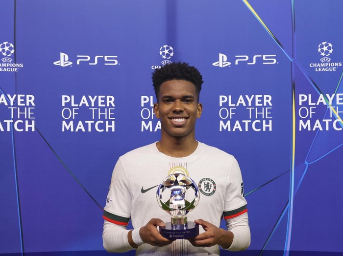 BAKU, AZERBAIJAN - NOVEMBER 05: Estevao of Chelsea poses for a photo with the PlayStation Player Of The Match award after the draw during the UEFA Champions League 2025/26 League Phase MD4 match between Qarabag FK and Chelsea FC at Tofiq Bahramov Stadium on November 05, 2025 in Baku, Azerbaijan. (Photo by Francesco Scaccianoce - UEFA/UEFA via Getty Images)