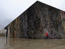 Festival Seni Masa Depan Hadirkan Instalasi Kamuflase untuk Perdamaian Ukraina