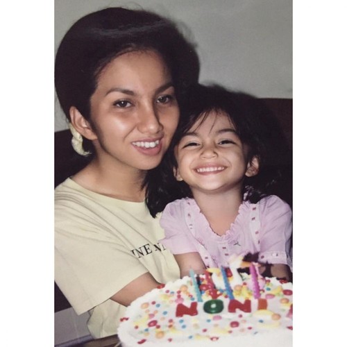 Foto Lawas Artis dengan Ibu