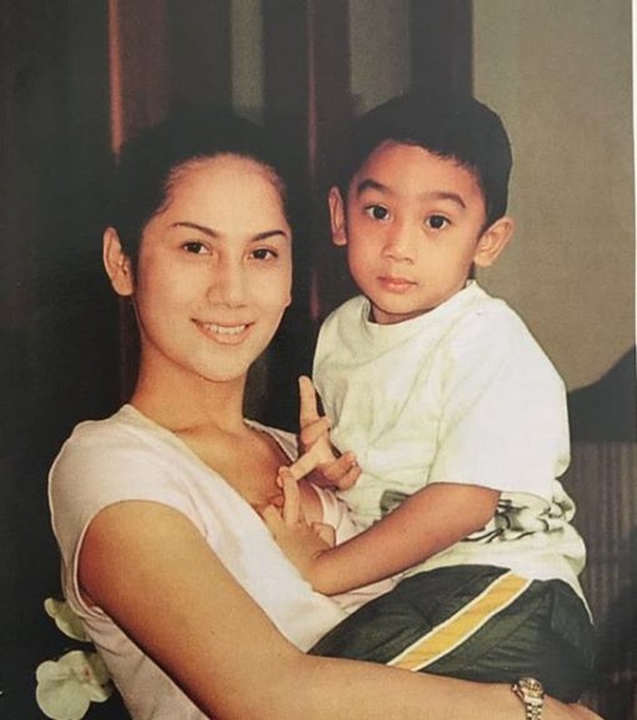 Foto Lawas Artis dengan Ibu