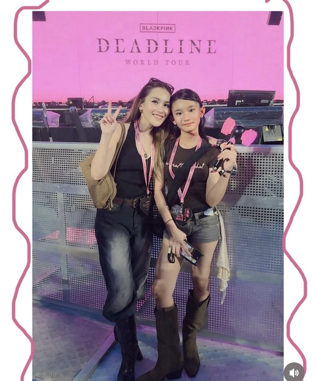 Ayu Tingting dan putrinya, Bilqis sama-sama menyukai K-pop. Keduanya kompak dan edgy saat nonton konser Blackpink. Ayu mengenakan tank top hitam yang dipadukan dengan celana jeans longgar model wide-leg. Ia melengkapi tampilannya dengan sabuk statement, tas bahu netral, dan sepatu boots hitam. Sementara sang putri tampil kompak dengan t-shirt hitam, celana pendek denim, dan sepatu boots suede cokelat. Foto: Dok. Instagram