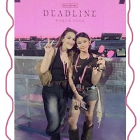 Ayu Tingting dan putrinya, Bilqis sama-sama menyukai K-pop. Keduanya kompak dan edgy saat nonton konser Blackpink. Ayu mengenakan tank top hitam yang dipadukan dengan celana jeans longgar model wide-leg. Ia melengkapi tampilannya dengan sabuk statement, tas bahu netral, dan sepatu boots hitam. Sementara sang putri tampil kompak dengan t-shirt hitam, celana pendek denim, dan sepatu boots suede cokelat. Foto: Dok. Instagram