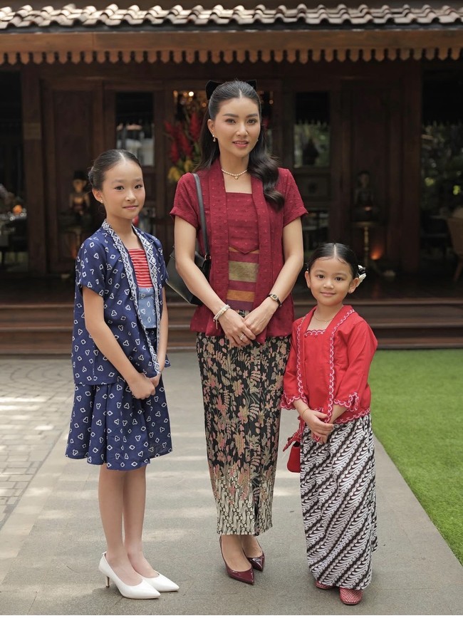 Sarwendah dan kedua putrinya terlihat elegan dengan gaya etnik modern. Mantan penyanyi grup Cherrybelle ini memesona dengan kebaya kutu baru merah marun yang dipadukan dengan kain batik motif floral bernuansa cokelat dan hijau tua. Thalia mengenakan setelan kimono dress batik, dipadu inner striped merah-putih. Sementara sang adik tampil dalam kebaya encim merah dengan detail renda pink yang dipadu kain batik parang klasik. Foto: Dok. Instagram