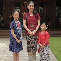 Sarwendah dan kedua putrinya terlihat elegan dengan gaya etnik modern. Mantan penyanyi grup Cherrybelle ini memesona dengan kebaya kutu baru merah marun yang dipadukan dengan kain batik motif floral bernuansa cokelat dan hijau tua. Thalia mengenakan setelan kimono dress batik, dipadu inner striped merah-putih. Sementara sang adik tampil dalam kebaya encim merah dengan detail renda pink yang dipadu kain batik parang klasik. Foto: Dok. Instagram