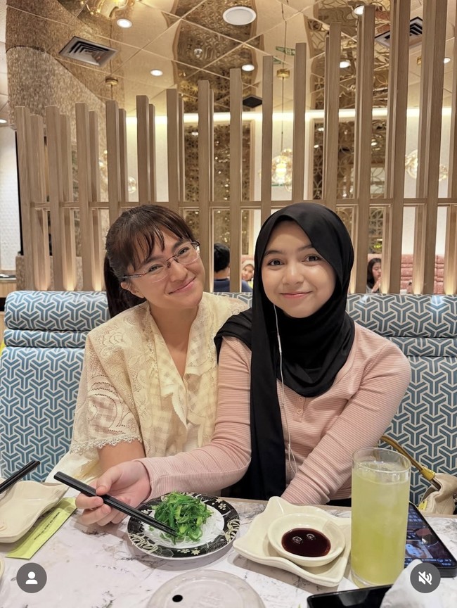 Marshanda dan putrinya, Sienna tampil denga gaya kasual chic saat makan bersama. Marshanda mengenakan blouse putih gading berbahan renda transparan dengan detail brokat halus. Sementara itu, Sienna tampil dengan long sleeve top berwarna dusty pink yang dipadukan dengan hijab hitam polos. Foto: Dok. Instagram