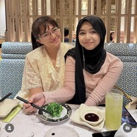 Marshanda dan putrinya, Sienna tampil denga gaya kasual chic saat makan bersama. Marshanda mengenakan blouse putih gading berbahan renda transparan dengan detail brokat halus. Sementara itu, Sienna tampil dengan long sleeve top berwarna dusty pink yang dipadukan dengan hijab hitam polos. Foto: Dok. Instagram