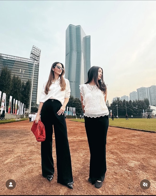 Nia Ramadhani dan putrinya tampil dengan gaya monokrom minimalis yang elegan dan modern. Keduanya mengenakan perpaduan klasik hitam-putih. Nia memilih kemeja putih oversized yang dimasukkan ke dalam celana panjang hitam berpotongan wide-leg, dan Mikka tampil dengan blouse putih renda berpotongan sleeveless yang dipadu dengan celana panjang serupa sang ibu. Foto: Dok. Instagram