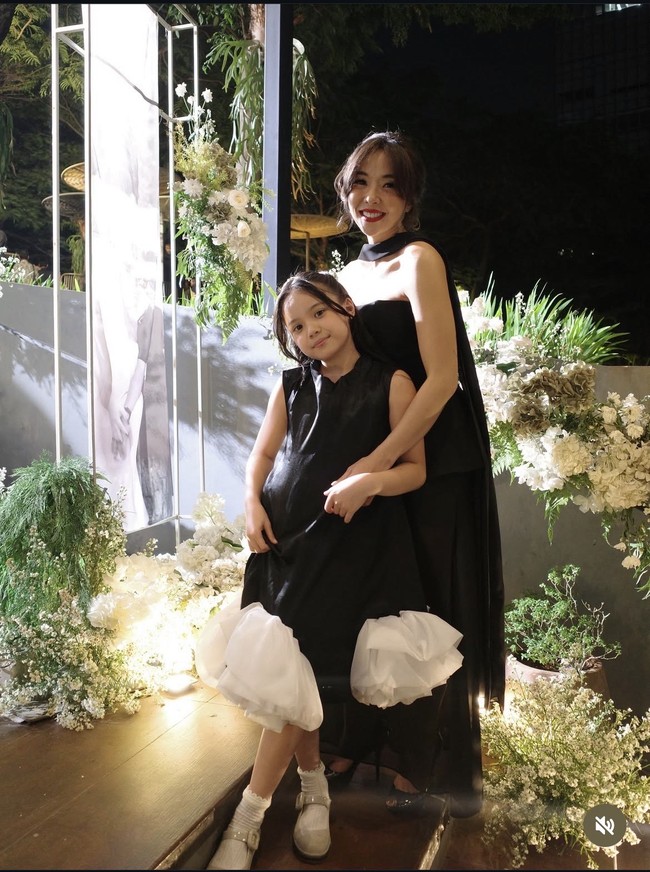 Gisella Anastasia dan Gempita Nora Marten memesona dengan gaya elegan monokrom yang glamor. Gisell terlihat anggun dalam gaun hitam berpotongan clean dengan detail cape pada bagian belakang. Gempita pun menggemaskan dalam dress hitam tanpa lengan dengan aksen ruffle putih besar di bagian bawah, penampilannya itu disempurnakan dengan sepatu Mary Jane berwarna perak. Foto: Dok. Instagram