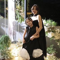 Gisella Anastasia dan Gempita Nora Marten memesona dengan gaya elegan monokrom yang glamor. Gisell terlihat anggun dalam gaun hitam berpotongan clean dengan detail cape pada bagian belakang. Gempita pun menggemaskan dalam dress hitam tanpa lengan dengan aksen ruffle putih besar di bagian bawah, penampilannya itu disempurnakan dengan sepatu Mary Jane berwarna perak. Foto: Dok. Instagram