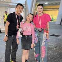 Keluarga Anang Hermansyah ikut euforia konser Blackpink. Ashanty dan putrinya, Arsy tampil dengan gaya pop street style yang penuh warna dan fun. Ashanty mengenakan blouse fuchsia dengan puff sleeve yang dipadukan dengan celana jeans longgar berdesain patchwork dan bordiran warna-warni. Arsy pun tampil segar dengan long sleeve top pink muda yang dipadu rok denim hitam berpotongan mini dan detail unfinished hem. Foto: Dok. Instagram