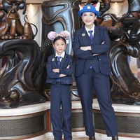 Chelsea Olivia dan Nastusha tampil kompak saat liburan ke Disneyland. Keduanya mengenakan setelan jas biru navy lengkap dengan kemeja putih dan dasi bermotif titik. Chelsea memadukan setelan jasnya dengan sepatu ankle boots cokelat berhak sedang, sementara Nastusha tampil dengan sepatu boots chunky hitam yang memberi kesan bold dan trendi. Foto: Dok. Instagram