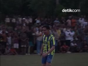 Video: Gibran Main Bola Bareng Anak-anak Papua, Cetak 3 Gol