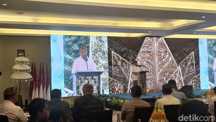 Gubernur Bali Wayan Koster saat sambutan di Benoa, Badung. Kamis (6/11/2025)