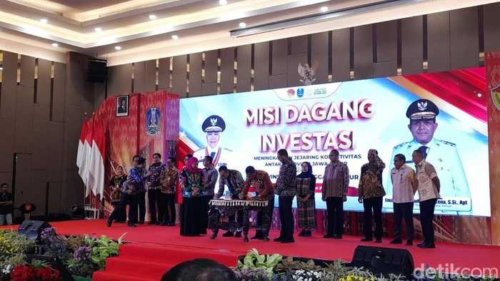 Gubernur Jawa Timur Khofifah Indar Parawansa dan Wagub NTT Johni Asadoma saat penandatanganan perjanjian kerja sama di Kupang, NTT, Kamis (6/11/2025). (Foto: Simon Selly/detikBali)