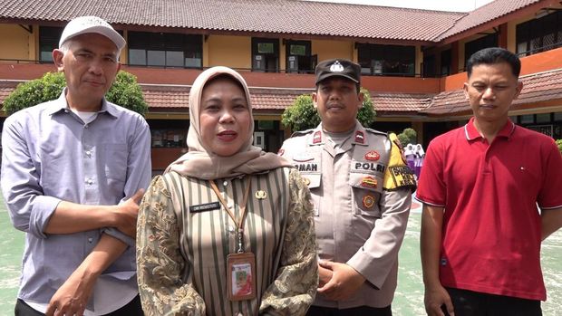 Guru dan lurah bangga siswa SDN Setu 02 Cipayung bersikap jujur mengembalikan ponsel warga ke polisi.