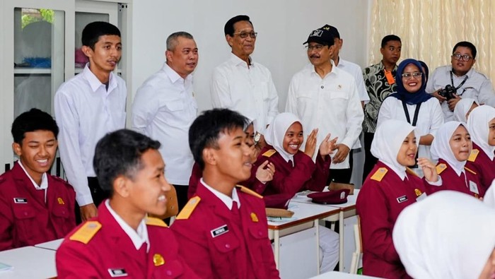 Gus Ipul Ajak Menhub-Sri Sultan Tinjau Aktivitas Siswa SRMA 20 Sleman