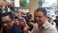 Laporan dugaan pencemaran nama baik, dibuat oleh Hamish Daud sebagai respons atas maraknya kabar dan konten di media sosial yang dinilai menyudutkan dan merugikan nama baiknya. Beberapa akun media sosial dilaporkan karena diduga menyebarkan informasi tidak benar atau hoaks perihal dirinya. Foto: Muhammad Ahsan Nurrijal/detikcom