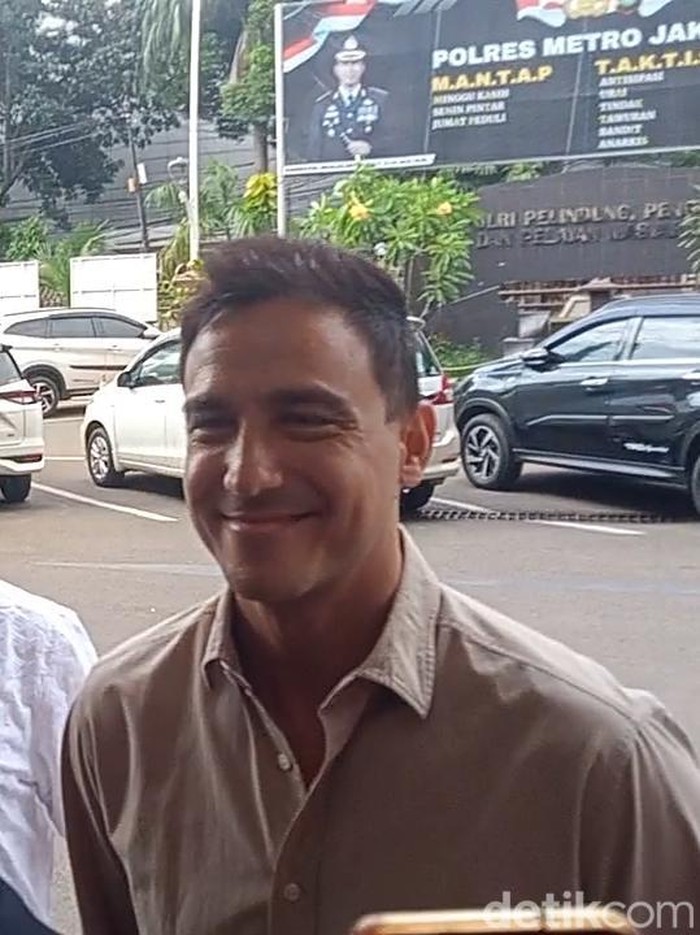 Hamish Daud didampingi kusa hukumnya, Sandy Arifin mendatangi Polres Jakarta Selatan, Kamis (6/11/2025).