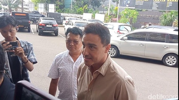 Hamish Daud didampingi kusa hukumnya, Sandy Arifin mendatangi Polres Jakarta Selatan, Kamis (6/11/2025).