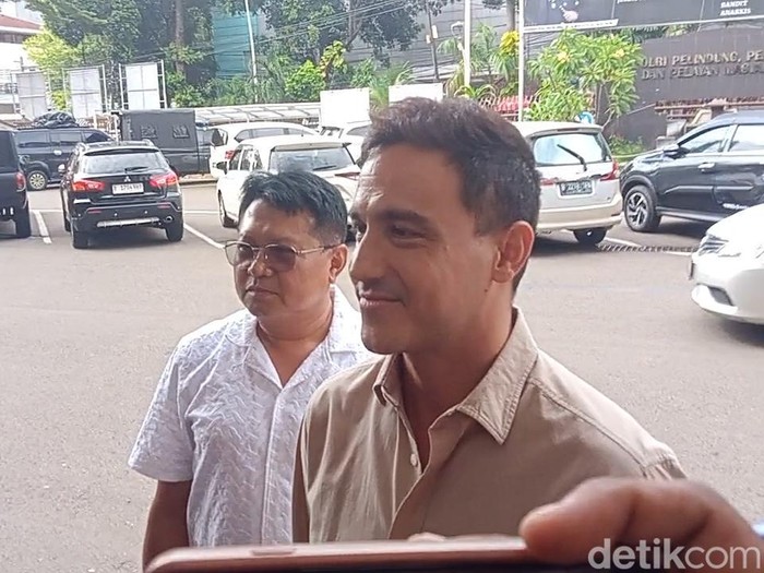 Hamish Daud didampingi kusa hukumnya, Sandy Arifin mendatangi Polres Jakarta Selatan, Kamis (6/11/2025).