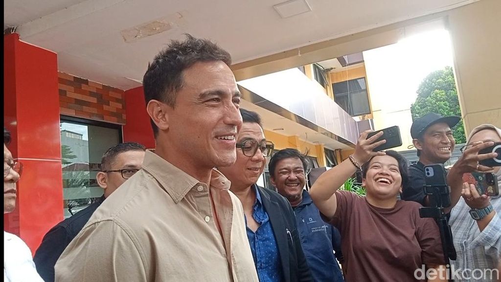 Hamish Daud Tegaskan Gak Ada Orang Ketiga, Sabrina Alatas Teman Lama