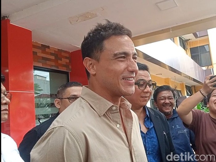 Hamish Daud bicara soal rumah tangga dengan Raisa, ditemui di Polres Jakarta Selatan, Kamis (6/11/2025).