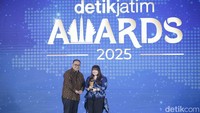 Herlina Harsono Njoto anggota DPRD Kota Surabaya Menerima Anugerah Figur Akeselerator Kemajuan dalam kategori Legislator Pejuang Kebijakan Berkeadilan.