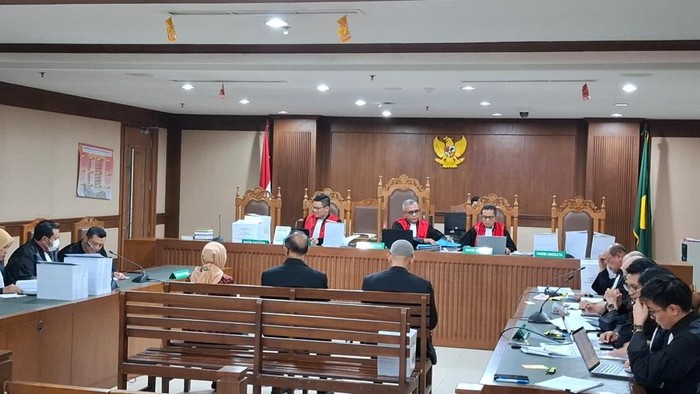 Mantan Direktur Utama PT ASDP Indonesia Ferry (Persero) Ira Puspadewi menangis di persidangan saat membaca pleidoi pribadinya di Pengadilan Tipikor Jakarta Pusat, Kamis ?6/11/2025).