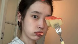 IU Pajang Foto Bare Face, Fans: Cantik Mah Bebas!