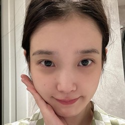 IU Pajang Foto Bare Face, Fans: Cantik Mah Bebas!