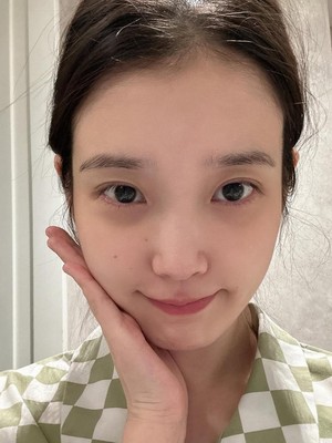 IU Pajang Foto Bare Face, Fans: Cantik Mah Bebas!