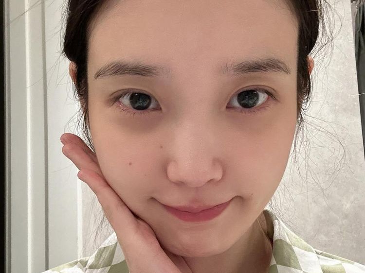 IU Pajang Foto Bare Face, Fans: Cantik Mah Bebas!