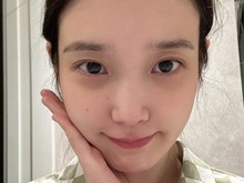 IU Pajang Foto Bare Face, Fans: Cantik Mah Bebas!