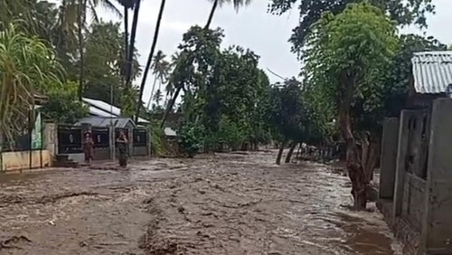 Jalan raya di Bima, NTB, berubah menjadi sungai saat diterjang banjir, Kamis (6/11/2025). (Istimewa)