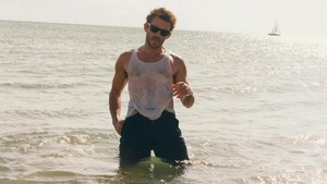 Jonathan juga sukses besar lewat Wicked, berperan sebagai Pangeran Fiyero bareng Ariana Grande dan Cynthia Erivo. Foto: Instagram Jonathan Bailey