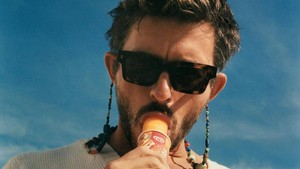 Gak cuma tampan, aktingnya di Fellow Travelers bahkan mengantarnya ke nominasi Emmy! Foto: Instagram Jonathan Bailey