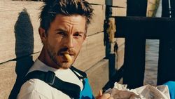 Potret Aktor Jonathan Bailey, Pria Terseksi di Dunia 2025