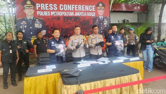 Jumpa pers di Polres Jakarta Barat kasus curanmor. (Alfons/detikcom)