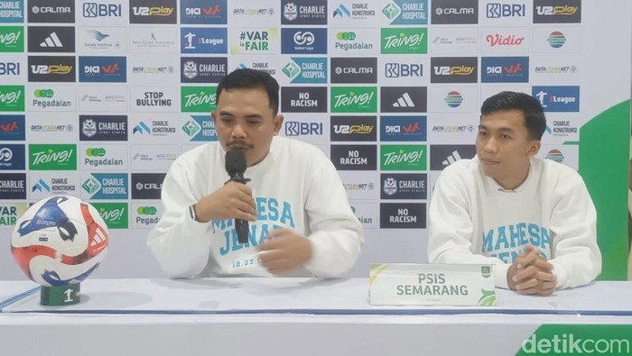 Pelatih PSIS, Ega Raka Ghalih bersama pemainnya, Safna Delpi dalam sesi jumpa pers, Kamis (6/11/2025).