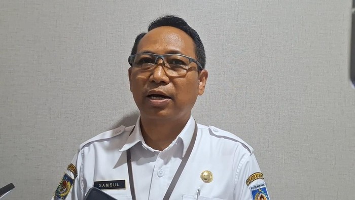 Plt Kadinsos Mataram, Lalu Samsul Adnan, saat diwawancarai di Mataram, Kamis (6/11/2025). (Nathea Citra/detikBali)