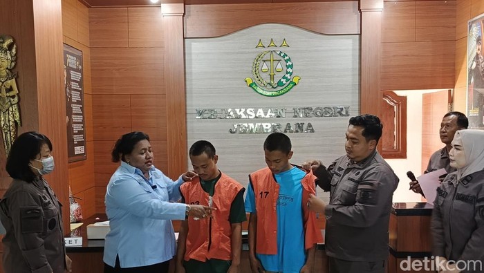 Kajari Jembrana saat melakukan proses Restorative Justice (RJ) terhadap dua kasus pidana yang dilakukan di Kejaksaan Negeri (Kejari) Jembrana, Kamis (6/11/2025).
