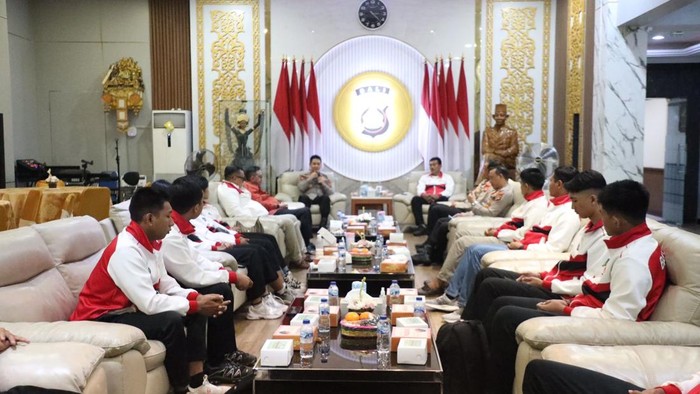 Kapolda Bali, Irjen Daniel Adityajaya, menerima atlet dan pelatih tim kempo Bali Lounge Sura Dwipa Sarvabhavena Polda Bali, Rabu (5/11/2025). (Dok. Polda Bali)