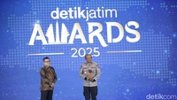 Kapolda Jawa Timur Irjen Nanang Avianto menerima Anugerah Figur Akselerator Kemajuan untuk kategori Penggerak Ketahanan Pangan di panggung detikJatim Awards 2025.