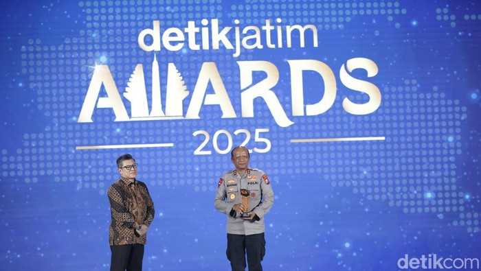 Kapolda Jatim Irjen Nanang Avianto menerima Anugerah Figur Akselerator Kemajuan