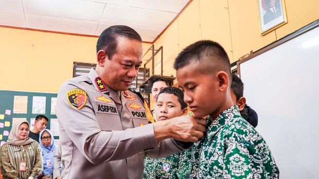 Kapolda Metro Jaya Irjen Pol Asep Edi Suheri memberikan penghargaan kepada 6 bocah SD di Jaktim yang melaporkan temuan HP tertinggal ke kantor polisi, Kamis (6/11/2025).