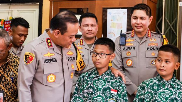 Kapolda Metro Jaya Irjen Pol Asep Edi Suheri memberikan penghargaan kepada 6 bocah SD di Jaktim yang melaporkan temuan HP tertinggal ke kantor polisi, Kamis (6/11/2025).