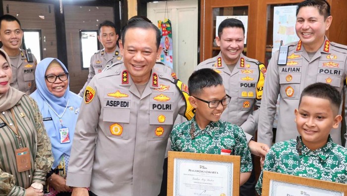 Kapolda Metro Jaya Irjen Pol Asep Edi Suheri mengapresiasi bocah-bocah SD di Jaktim yang mengembalikan ponsel warga yang tertinggal di Cipayung, Kamis (6/11/2025).